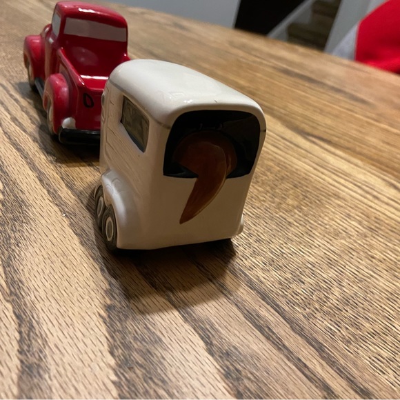 Large Truck and Horse Trailer Salt and Pepper Shakers - Picture 3 of 7